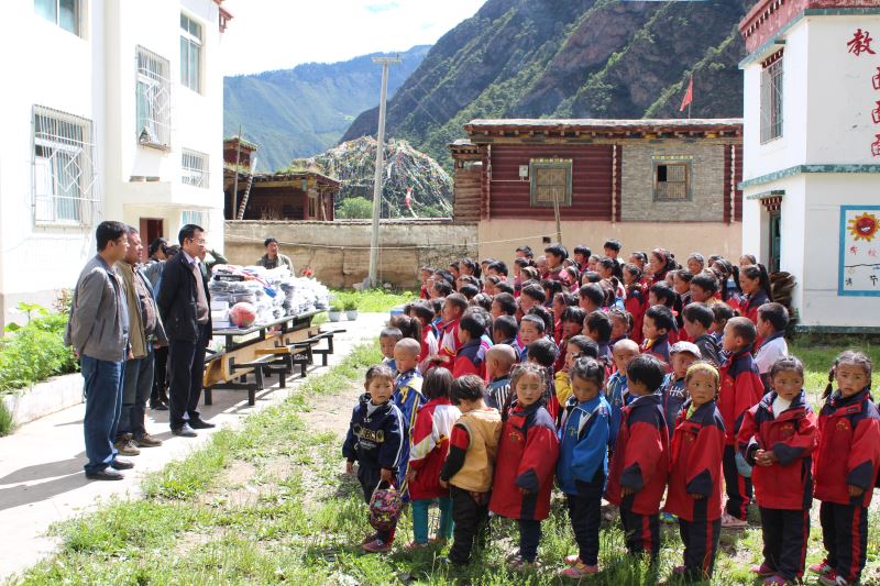 10.矮拉山隧道项目向西藏偏远地区小学送上学习用品和慰问品.JPG